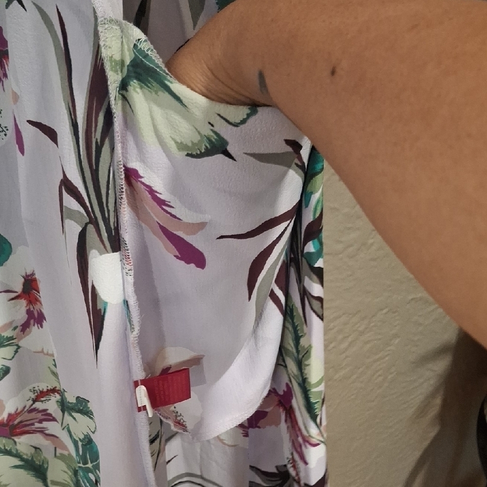 Jennifer Lopez White and Green Tropical Robe - Picture 4 of 7
